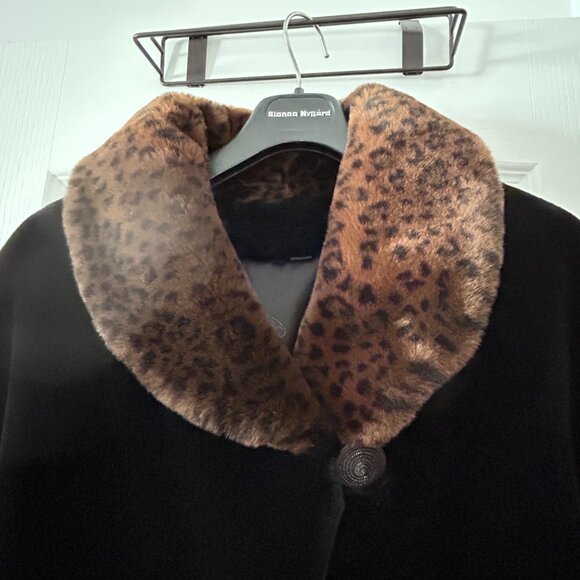 Long coat in premium faux fur. - Picture 5 of 6